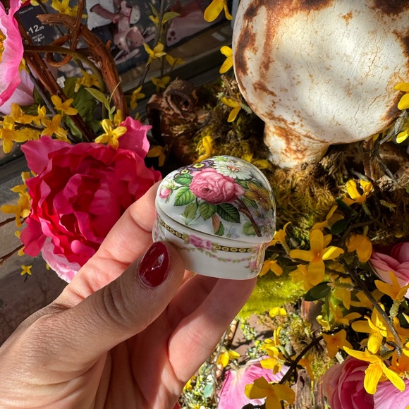 Small floral porcelain made in England heart shaped trinket box - Picture 13 of 15